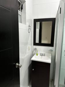 a white bathroom with a sink and a mirror at Casa de lujo muy cómoda de 2 pisos in San Miguel el Alto