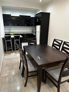 a kitchen and dining room with a table and chairs at Casa de lujo muy cómoda de 2 pisos in San Miguel el Alto