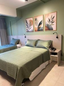 Giường trong phòng chung tại Flat Garvey Hotel Brasília 835