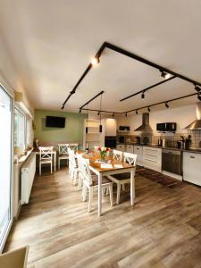 a kitchen and dining room with a table and chairs at Unterkunft4You-Ferienhaus-Zum-Burgfried in Usingen
