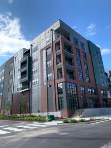 ein großes Backsteingebäude an der Ecke einer Straße in der Unterkunft Harbor Hollow-Studio 2 mins to Renasant in Memphis
