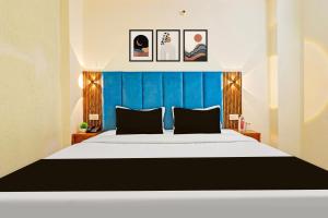 Uma cama ou camas num quarto em Hotel O Vrinda Homes