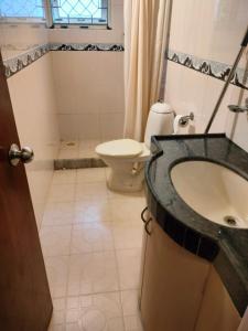 カンドリムにあるNavilehomestayの洗面台とトイレ付きのバスルーム