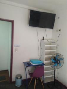 a room with a desk and a tv on the wall at hostel plaza brasil in Santiago