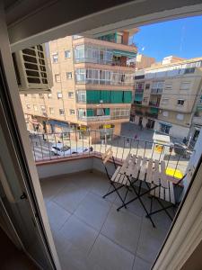 un balcone con sedie e vista su un edificio di Suites nuevas con baño privado frente al metro st MWC Barcelona-FIRA a Hospitalet de Llobregat