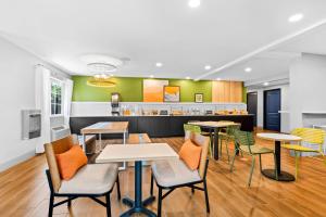 a restaurant with tables and chairs and a counter at Spark by Hilton Modesto in Modesto