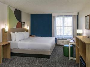 Giường trong phòng chung tại Spark by Hilton Denver International Airport +46 ảnh