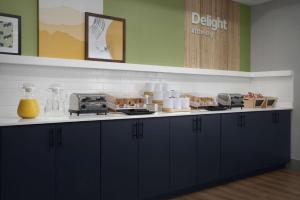 a kitchen counter with aasteryasteryasteryasteryasteryasteryasteryasteryasteryasteryastery at Spark by Hilton Miami Doral in Miami