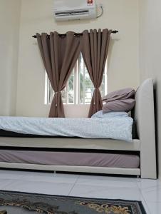 Postel nebo postele na pokoji v ubytování Homestay Omah D'Desa with pool + 7 fotografií