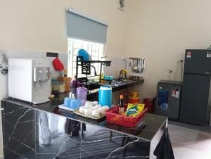 Kuchyň nebo kuchyňský kout v ubytování Homestay Omah D'Desa with pool