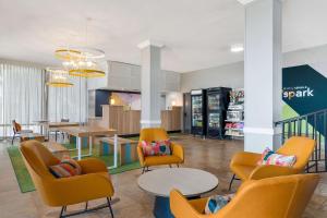 Posezení v ubytování Spark by Hilton Ormond Beach Oceanfront