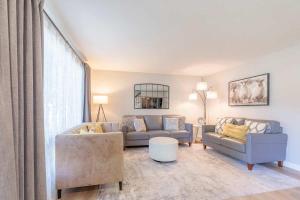 4BR 2BA Dog Friendly 3 Kings Walk to Lambeau في غرين باي: غرفة معيشة بها أريكة وطاولة
