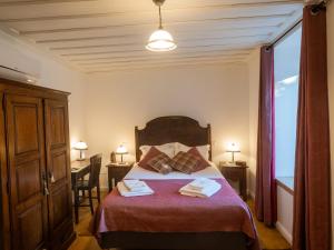 ein Schlafzimmer mit einem Bett mit zwei Handtüchern darauf in der Unterkunft Caminho Gerês - Heritage Eco-Cottage - jacuzzi in Lindoso