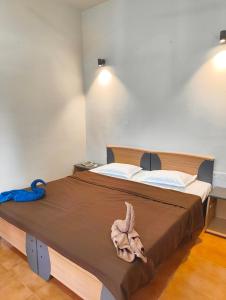 カンドリムにあるNavilehomestayのベッドルーム1室(動物が置かれた大型ベッド1台付) +7枚の写真
