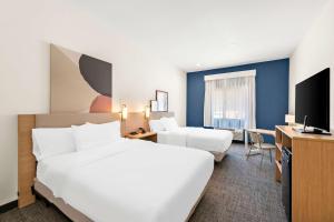 MansfieldにあるSpark By Hilton Mansfieldのベッド2台とテレビがあるホテルの部屋 +32枚の写真