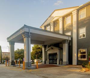 een gebouw met een parkeerplaats ervoor bij Spark By Hilton Lafayette South in Lafayette