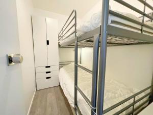 een slaapkamer met twee stapelbedden en een kast bij Studio cabine rénové avec cuisine équipée aux Menuires - FR-1-452-2 in Les Menuires