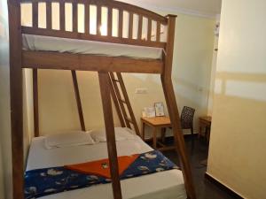 アンジュナにあるIris Homestay Goaの二段ベッド2組、デスクが備わる客室です。 +46枚の写真