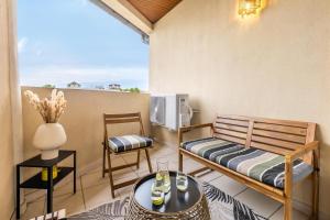 a small balcony with a bed and a table at Apollonia Visage du Monde - Clim - Parking - Tram à 2min in Montpellier