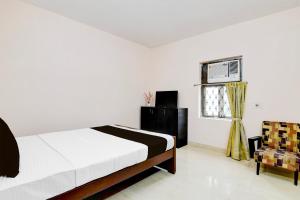 Una televisión o centro de entretenimiento en Hotel O City Of Joy