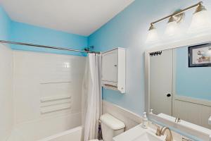 Un baño con un inodoro blanco y un lavabo. en Frida's Hideaway, en San Antonio 14 fotos más