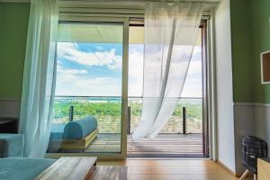 维也纳Wonderful Apartment with 2 bedrooms and pool and parking的客房设有通往阳台的大型玻璃门