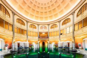 基尔绍Hotel BEI SCHUMANN的大楼大堂的景色