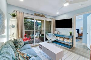 un salon avec un canapé et une télévision dans l'établissement Stunning 2 Bedroom Villa Steps to the Beach, à Île de Hilton-Head