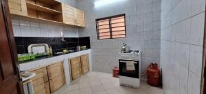 Η κουζίνα ή μικρή κουζίνα στο Executive King-Size Bed Room In Akpakpa Cotonou Benin