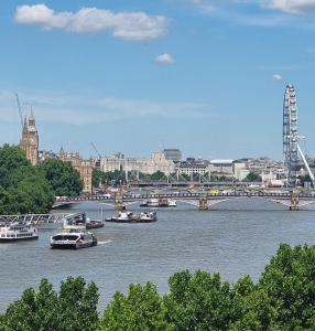 ロンドンにあるAbbey Road Roomの川船群