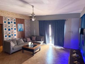 uma sala de estar com um sofá e uma mesa em Riche luxury em Punta Cana