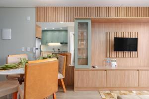 Una cocina o cocineta en Apto no Residencial Aire 1 dorm by Achei Gramado 12 fotos más