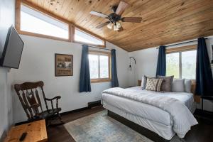 una camera da letto con un letto e un ventilatore a soffitto di Misty Mountain Lodge a Estes Park