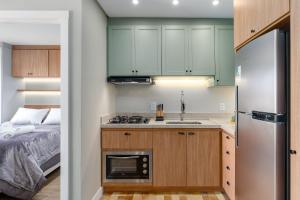 Una cocina o cocineta en Apto no Residencial Aire 1 dorm by Achei Gramado