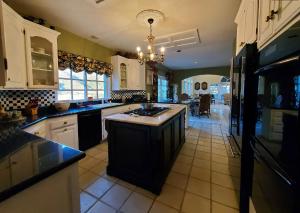 Η κουζίνα ή μικρή κουζίνα στο Villa Montecillo Wine Country Retreat with Pool and Vineyard Views