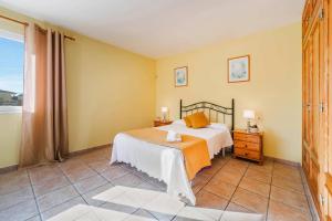 Villa Angela Flores by Villa Plus في تيولادا: غرفة نوم بها سرير ونافذة