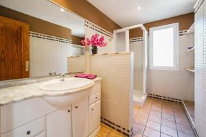 Villa Angela Flores by Villa Plus في تيولادا: حمام مع حوض ودش ونافذة +19 صورة