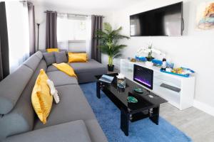 ein Wohnzimmer mit Sofa und Tisch in der Unterkunft Sea Star Suites By The Sea in Fort Lauderdale