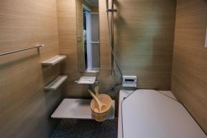 uma casa de banho com um WC com um lavatório e um espelho em Ashigarashimogun - House - Vacation STAY 18544 em Mongawa mais 12 fotografias