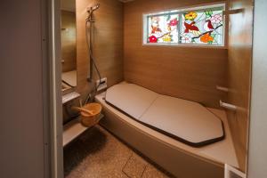 uma pequena casa de banho com um WC e uma janela em Ashigarashimogun - House - Vacation STAY 18544 em Mongawa