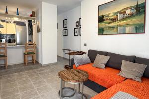 a living room with a couch and a kitchen at Apartment La Perla, Los Cristianos in Los Cristianos +27 photos