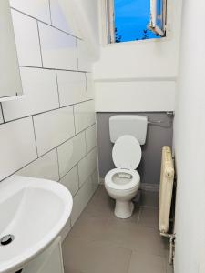 Ένα μπάνιο στο Buddys time Apartment