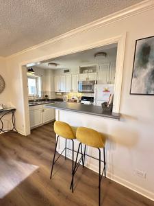 eine Küche mit einer Theke und 2 Hockern in der Unterkunft 1BR 7-O - Cozy Downtown Atlanta Condo in Atlanta