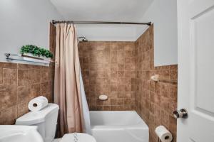 ein Badezimmer mit Dusche, Toilette und Waschbecken in der Unterkunft 1BR 7-O - Cozy Downtown Atlanta Condo in Atlanta + 15 Fotos