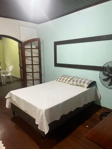 a bedroom with a bed in a room with a window at Rico Hostel in Cabo Frio