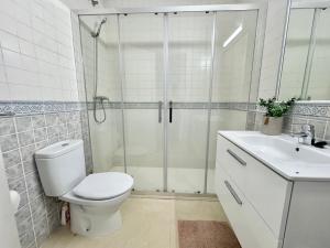 ロス・アルカサレスにあるModern 3 Bed House with shared pool in Los Alcazaresのトイレ、シャワー、洗面台を備えたバスルーム +20枚の写真
