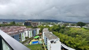 亚美尼亚Spacious apartment in the North on Av 19 Norte的从大楼的阳台上可欣赏到城市景观