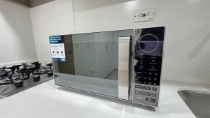 亚美尼亚Spacious apartment in the North on Av 19 Norte的厨房旁边设有微波炉