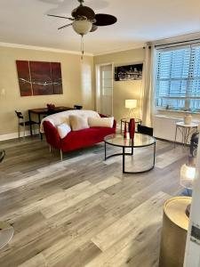 アトランタにある3H The Sweet Suite at Peachtree Towersの赤いソファとテーブルのあるリビングルーム