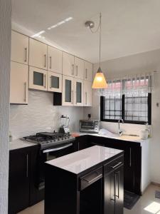 Dapur atau dapur kecil di House 15 minutes from the hotel zone-casa a 15 min de zona hotelera